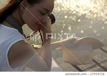 在台灣高見濕地觀光的女人 27454728