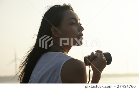 在台灣高見濕地觀光的女人 在台灣高見濕地觀光的女人 27454760