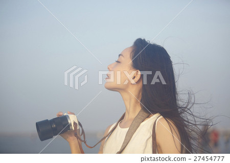 A woman sightseeing in Taiwan Takami wetland 27454777