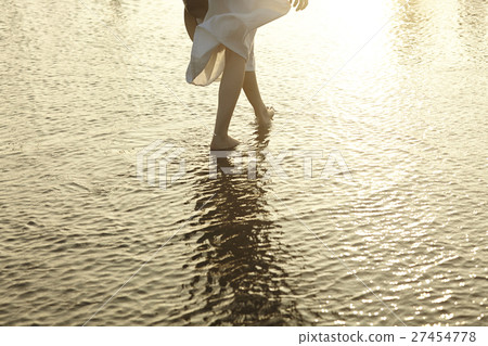 A woman sightseeing in Taiwan Takami wetland 27454778