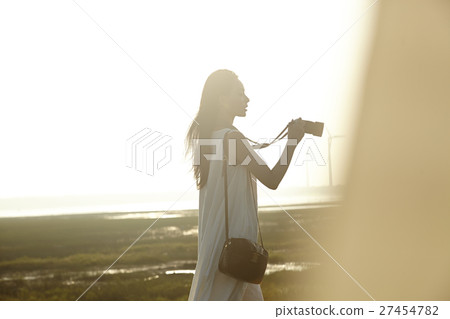 A woman sightseeing in Taiwan Takami wetland 27454782