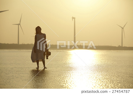 A woman sightseeing in Taiwan Takami wetland 27454787