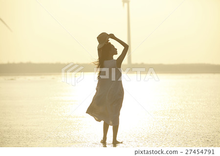 在台灣高見濕地觀光的女人 27454791