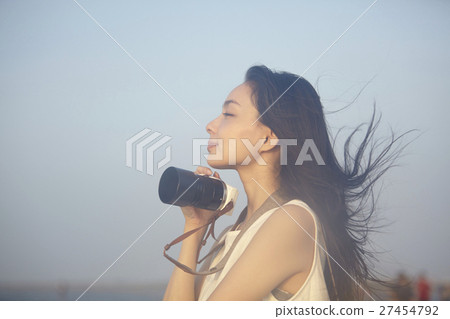 A woman sightseeing in Taiwan Takami wetland 27454792
