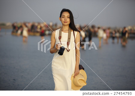 在台灣高見濕地觀光的女人 27454793