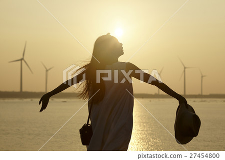 A woman sightseeing in Taiwan Takami wetland 27454800