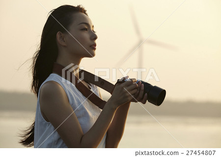 在台灣高見濕地觀光的女人 27454807