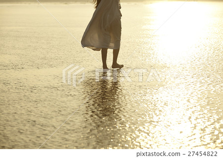 A woman sightseeing in Taiwan Takami wetland 27454822