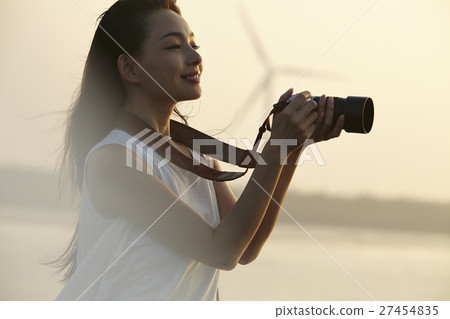 A woman sightseeing in Taiwan Takami wetland 27454835