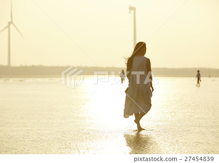 A woman sightseeing in Taiwan Takami wetland 27454839