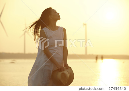 A woman sightseeing in Taiwan Takami wetland 27454840