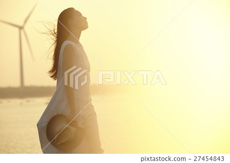 A woman sightseeing in Taiwan Takami wetland 27454843