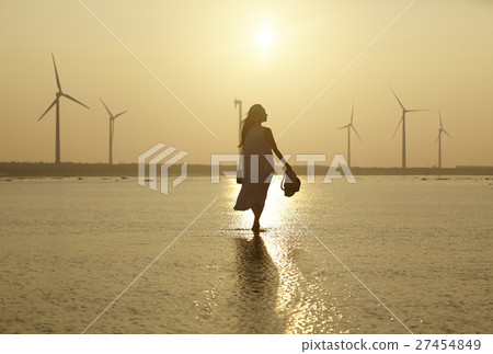 A woman sightseeing in Taiwan Takami wetland A woman sightseeing in Taiwan Takami wetland 27454849