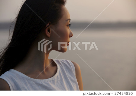 A woman sightseeing in Taiwan Takami wetland 27454850