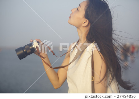 A woman sightseeing in Taiwan Takami wetland 27454856