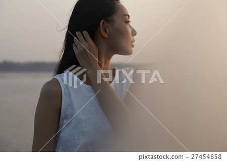 在台灣高見濕地觀光的女人 27454858