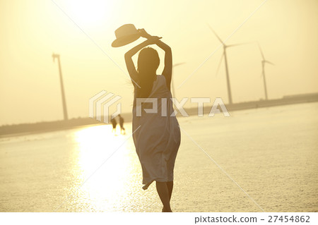 A woman sightseeing in Taiwan Takami wetland 27454862