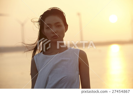 在台灣高見濕地觀光的女人 27454867