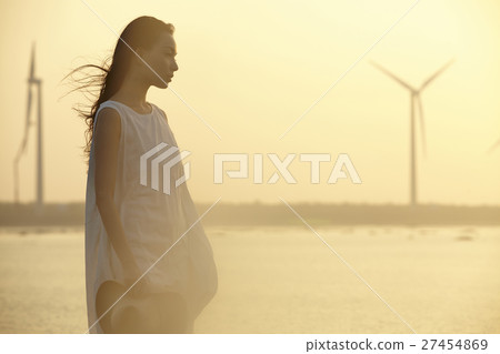 A woman sightseeing in Taiwan Takami wetland 27454869