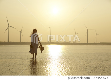 A woman sightseeing in Taiwan Takami wetland 27454873