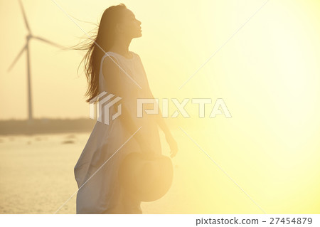A woman sightseeing in Taiwan Takami wetland 27454879