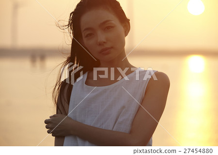A woman sightseeing in Taiwan Takami wetland 27454880