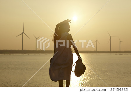 A woman sightseeing in Taiwan Takami wetland 27454885