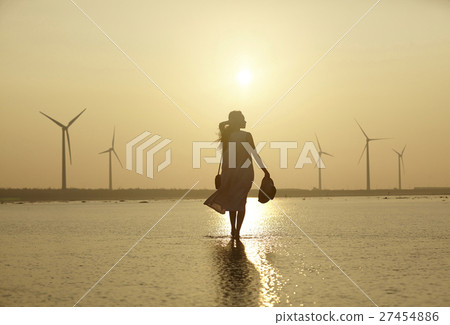 A woman sightseeing in Taiwan Takami wetland 27454886