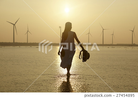 A woman sightseeing in Taiwan Takami wetland 27454895