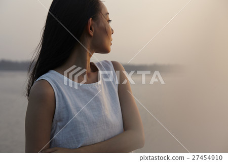 在台灣高見濕地觀光的女人 27454910
