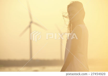 在台灣高見濕地觀光的女人 27454920