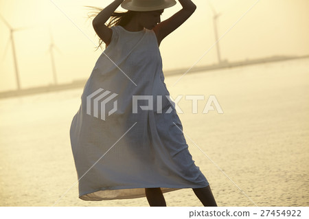 A woman sightseeing in Taiwan Takami wetland 27454922