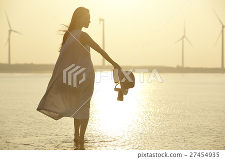 A woman sightseeing in Taiwan Takami wetland 27454935