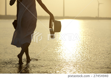 A woman sightseeing in Taiwan Takami wetland 27454940