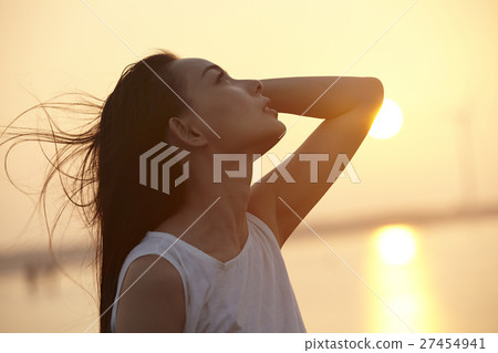 A woman sightseeing in Taiwan Takami wetland 27454941