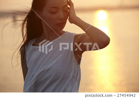 在台灣高見濕地觀光的女人 27454942