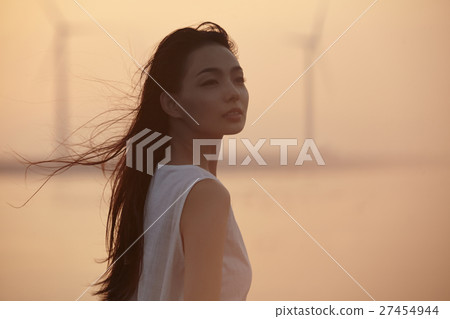 A woman sightseeing in Taiwan Takami wetland 27454944