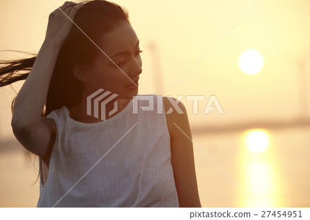 A woman sightseeing in Taiwan Takami wetland 27454951