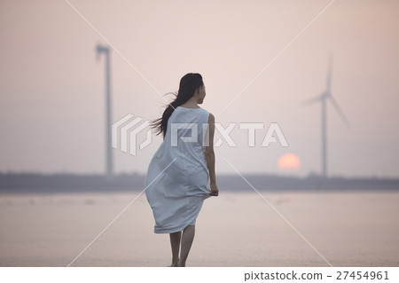 在台灣高見濕地觀光的女人 27454961