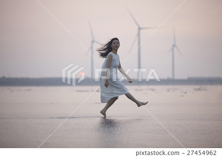 在台灣高見濕地觀光的女人 27454962