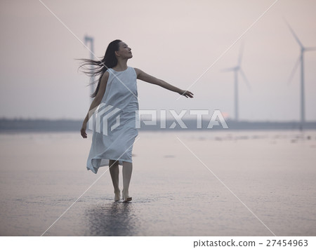 A woman sightseeing in Taiwan Takami wetland 27454963