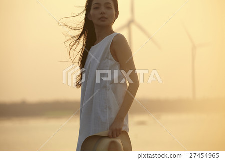 A woman sightseeing in Taiwan Takami wetland 27454965