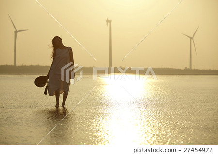 A woman sightseeing in Taiwan Takami wetland 27454972