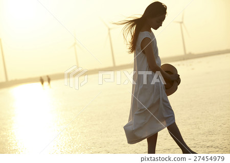 A woman sightseeing in Taiwan Takami wetland 27454979