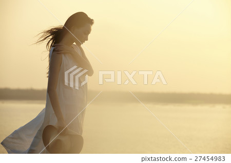A woman sightseeing in Taiwan Takami wetland 27454983