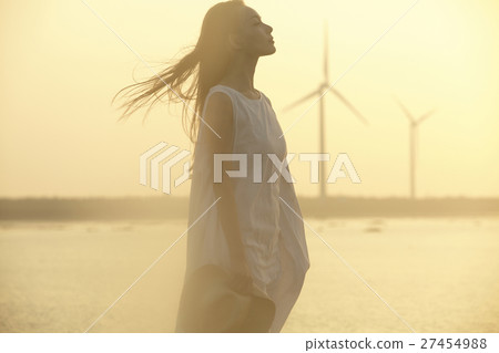 A woman sightseeing in Taiwan Takami wetland 27454988