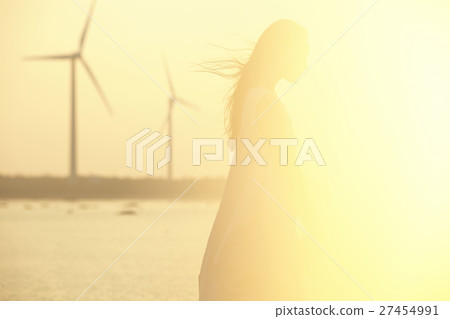 A woman sightseeing in Taiwan Takami wetland 27454991