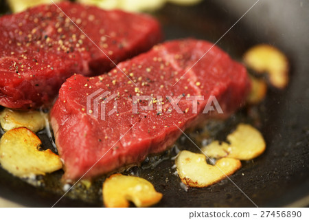 牛排切牛排配紅肉烤大蒜宏牛肉肉牛肉 牛排切牛排配紅肉烤大蒜宏牛肉肉牛肉 27456890