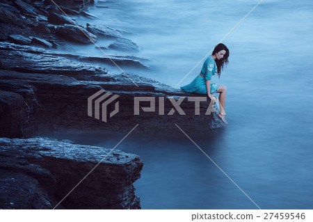 Beautiful young woman on sea Beautiful young woman on sea 27459546