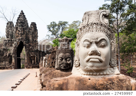 Asura statue of milkwater agitation in front of Angkor · Tom Namdaemun 27459997